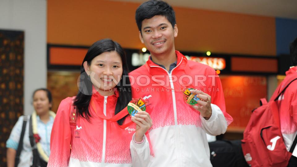 Pasangan ganda campuran Debby-Praveen memperlihatkan medali SEA GAMES Singapura.